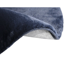 Detailweergave van een donkerblauw tapijt met zacht oppervlak