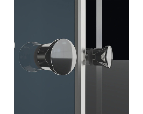 Detailopname van een douchedeur met handgreep