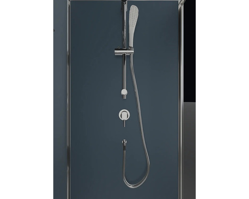 Douchegarnituur met handdouche en regelaar op een douchewand