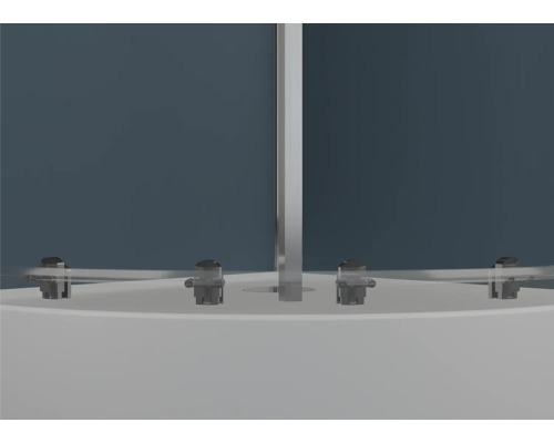 Detailopname van een douchecabine met transparante glaselementen en zilverkleurige fittingen