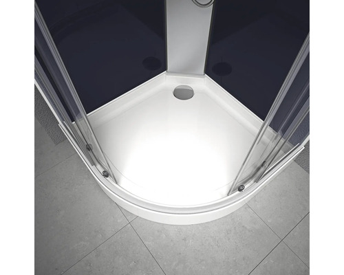 Detailopname van een douchecabine met zwarte achterwand en witte douchebak.