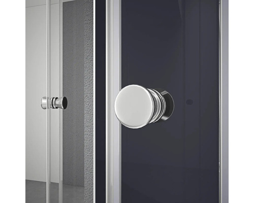 Detail van een douchecabine met ronde handgrepen