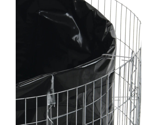 Close-up van een draadgazen verhoogde tuinbak met zwarte folie