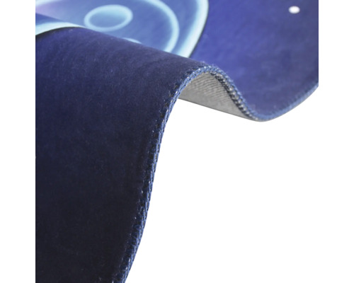 Detailweergave van een tapijtrand met randafwerking