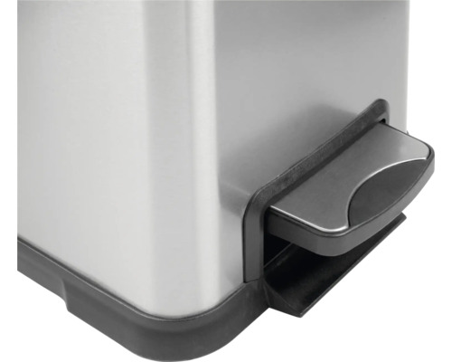 Detail van een metalen pedaalemmer met voetpedaal