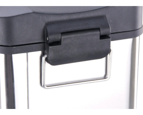 Detail van een afvalemmer met beugel en handgreep