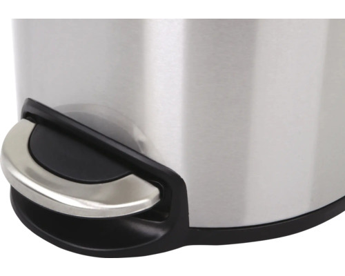 Detailopname van een metalen pedaalemmer met voetpedaal