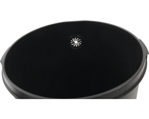 Binnenaanzicht van een plantenbak met waterafvoergat