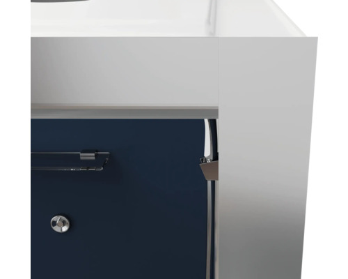 Detailopname van een badkamermeubel met handdoekhouder en kraan