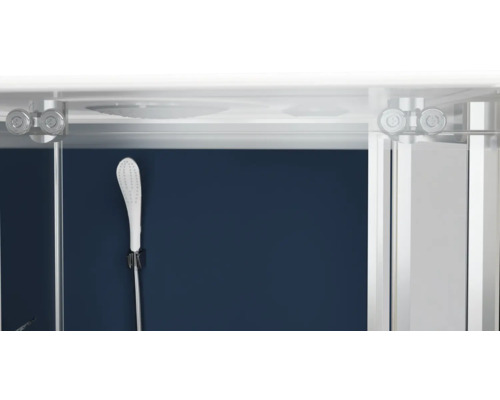 Detailopname van een douchecabine met handdouche en schuifdeurbeslag