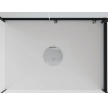 Interieur van een douche met douchekop en zwart frame