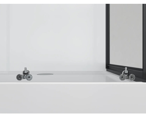 Detail van een douchecabine met schuifdeur en rolmechanisme