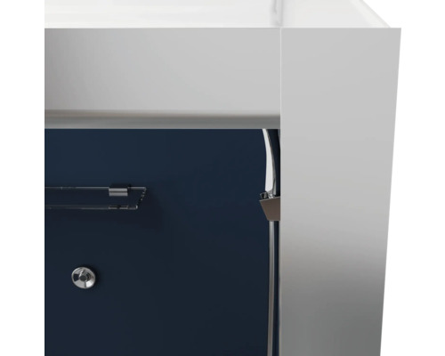 Detail van een badkamermeubel met handdoekhouder en kraan