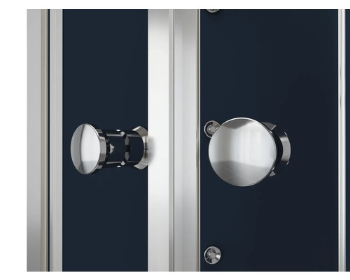 Detail van een douchecabine met ronde handgrepen en zilverkleurige fittingen