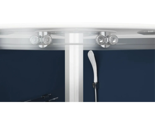 Detailopname van een douchecabine met schuifdeursysteem, douchekop en opbergplank