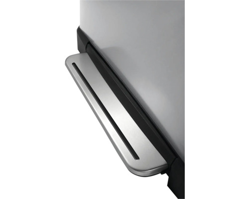 Detail van het voetpedaal van een afvalemmer