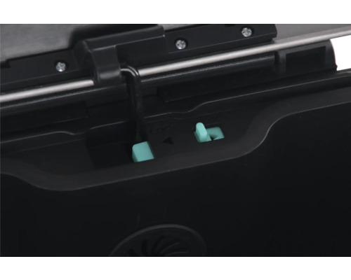 Detailopname van het vergrendelingsmechanisme van een zwarte gereedschapskist