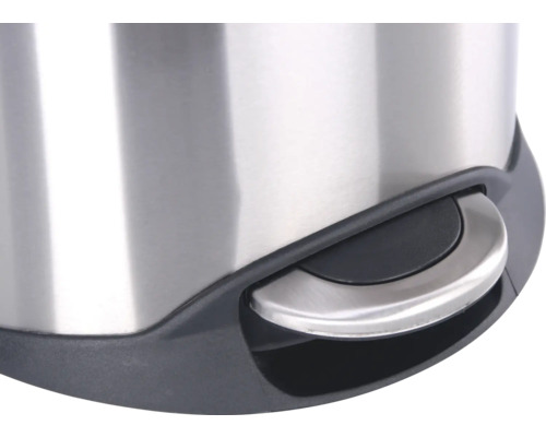 Detailopname van een roestvrijstalen afvalemmer met pedaalbediening