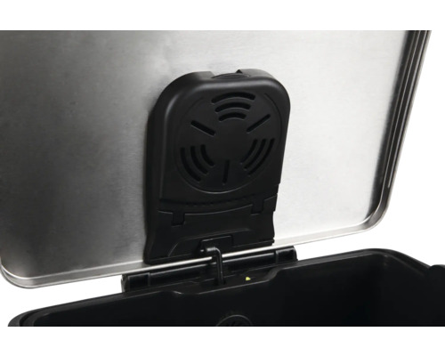 Detailopname van een afvalbak met een roestvrijstalen deksel en een zwart filter.