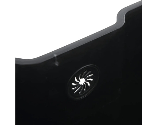 Detail van een zwarte plantenbak met drainagegat.