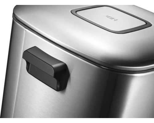 Detailaanzicht van een metalen vuilnisemmer met handgreep