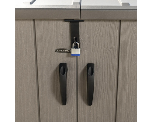 Detailopname van een tuinkast met hangslot, handgrepen en Lifetime logo