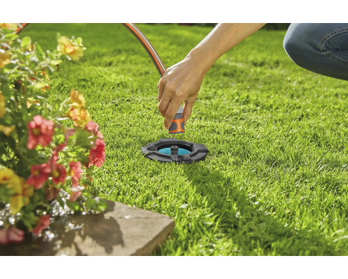 Tuinbesproeiing met verzonken vierkante sproeier in het gazon.