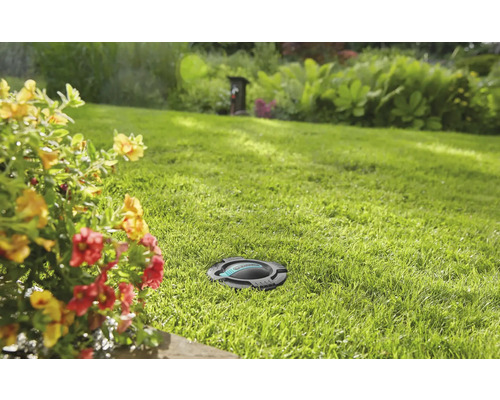 Verzonken gazonsproeier op gazon in de tuin