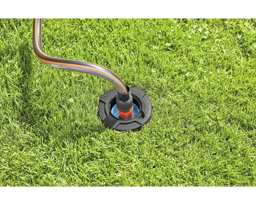 Irrigatieaansluitdoos met tuinslang op gazon