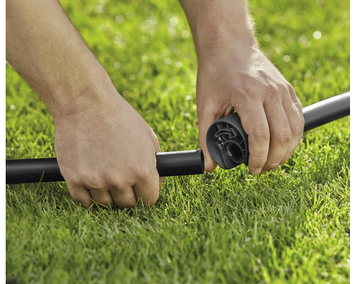 Montage van een irrigatiesysteem in de tuin.