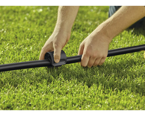 Installatie van tuinbewateringssysteem op gazon