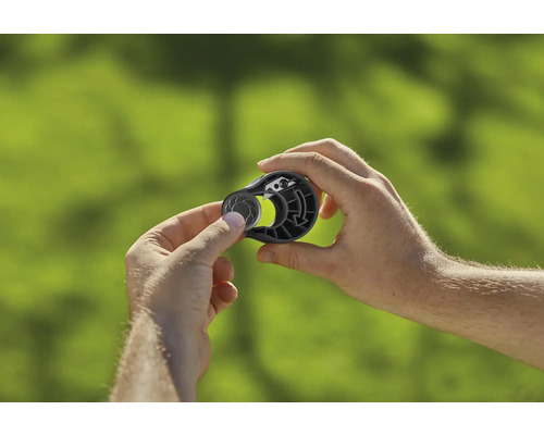 Persoon houdt bindgereedschap voor planten vast