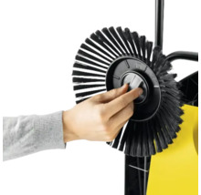 Bedieningselement van een veegmachine met ronde borstels van dichtbij