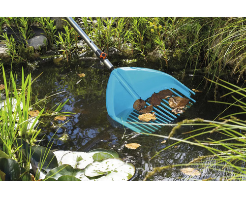 Vijverreiniging met een vijvernet in de tuinvijver