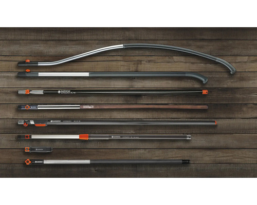 Gardena combisystem gereedschapsselectie op houten achtergrond