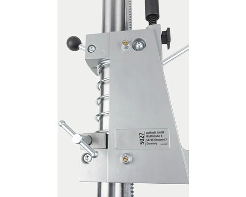 Detailopname van een boormachine met beugel en bedieningselementen.