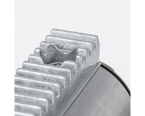 Detailweergave van een metalen rail met tandstructuur