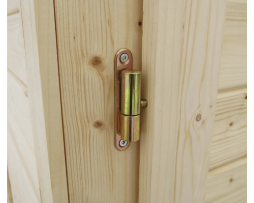 Detailopname van een deurscharnier op een houten gebouw.