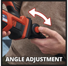 Een man past de hoek van een elektrische gipsplaatzag aan.