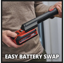 Bovenaanzicht van een persoon die een Power X-Change accu aan een werktuig bevestigt