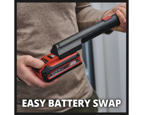 Bovenaanzicht van een persoon die een Power X-Change accu aan een werktuig bevestigt