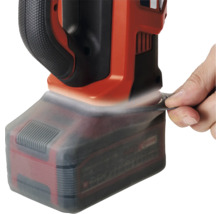 Accubeschermhoes wordt op een accu van een elektrisch gereedschap getrokken