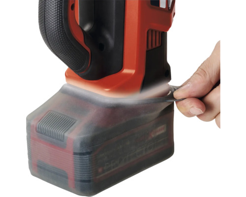 Accubeschermhoes wordt op een accu van een elektrisch gereedschap getrokken