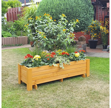 Houten bloembak met bloemen in de tuin