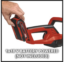 Overzicht van een persoon die een 18 volt batterij in een tuingereedschap plaatst. Batterij niet inbegrepen.