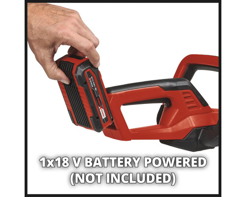 Overzicht van een persoon die een 18 volt batterij in een tuingereedschap plaatst. Batterij niet inbegrepen.