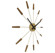 Wandklok met houten details en gouden wijzers