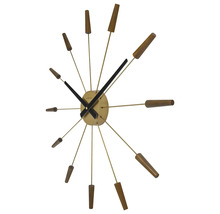 Wandklok met tijdweergave en decoratieve elementen