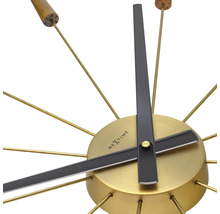 Wandklok met wijzers en gouden wijzerplaat