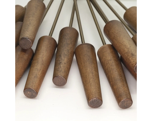 Meerdere houten handgrepen met metalen stelen